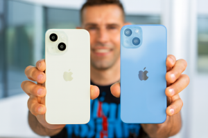 Man holding iPhone 15 and 14 Plus